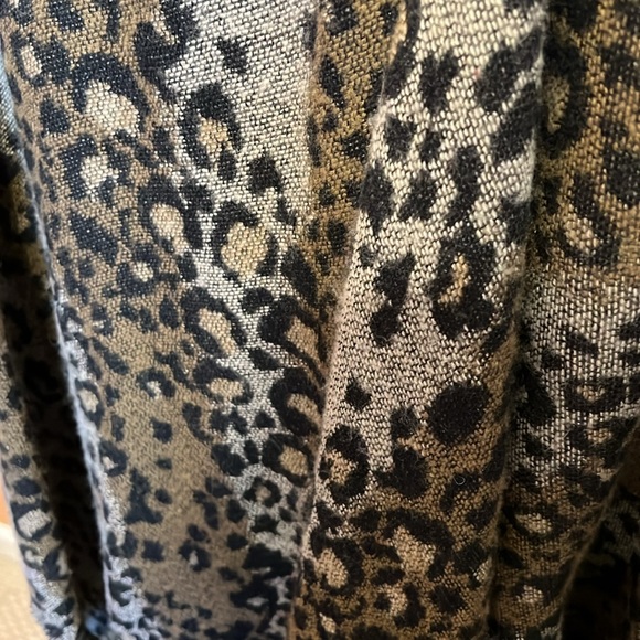One Size Leopard shawl with fringe - Picture 2 of 6